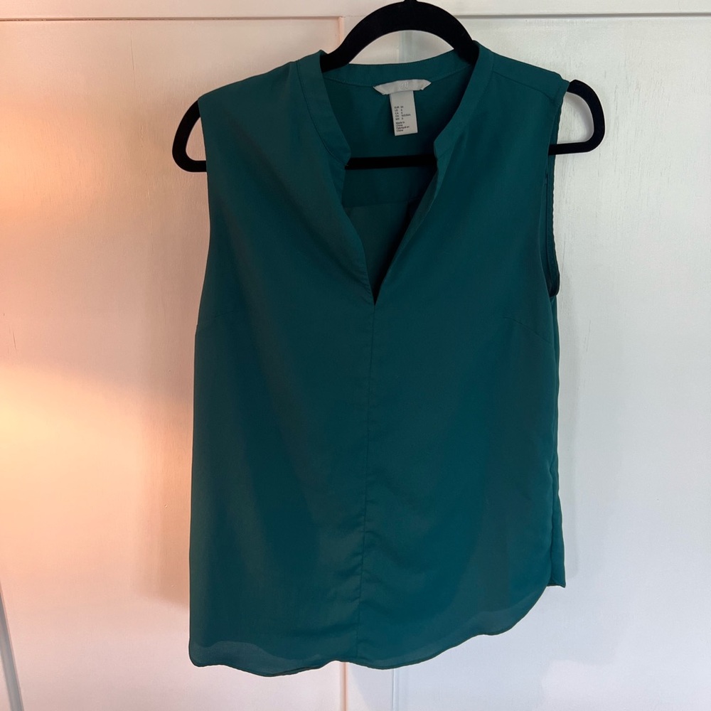 Great sleevless top for work